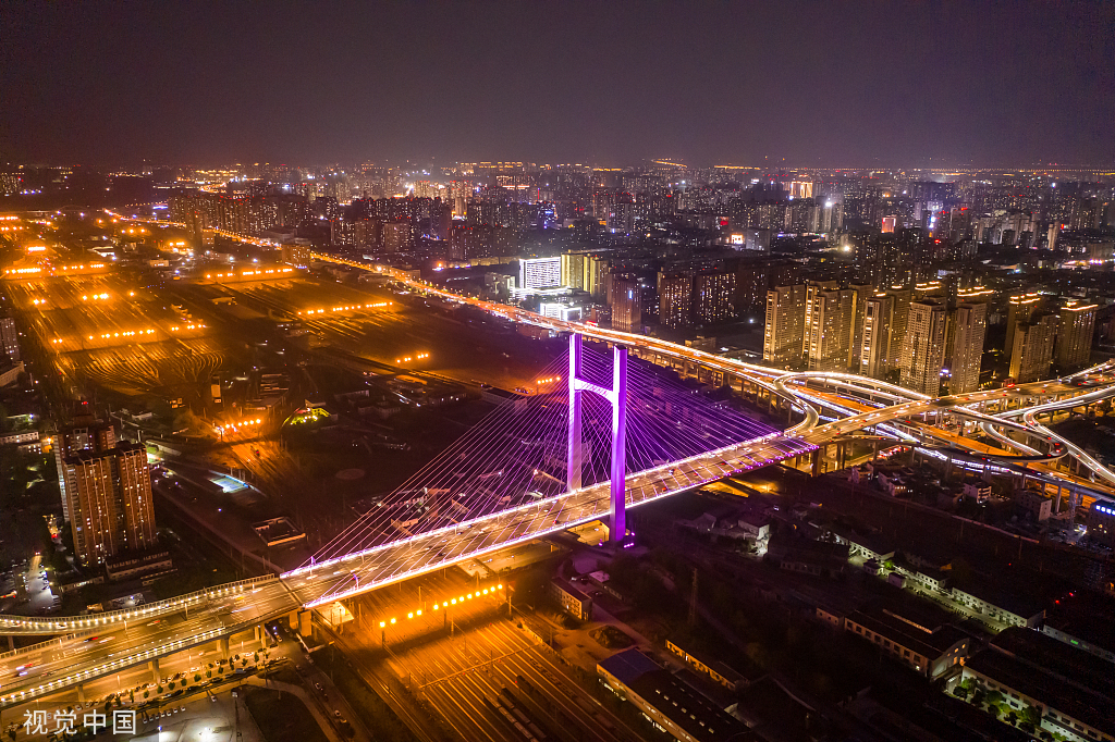 郑州：六种颜色灯光扮靓农业路大桥夜景