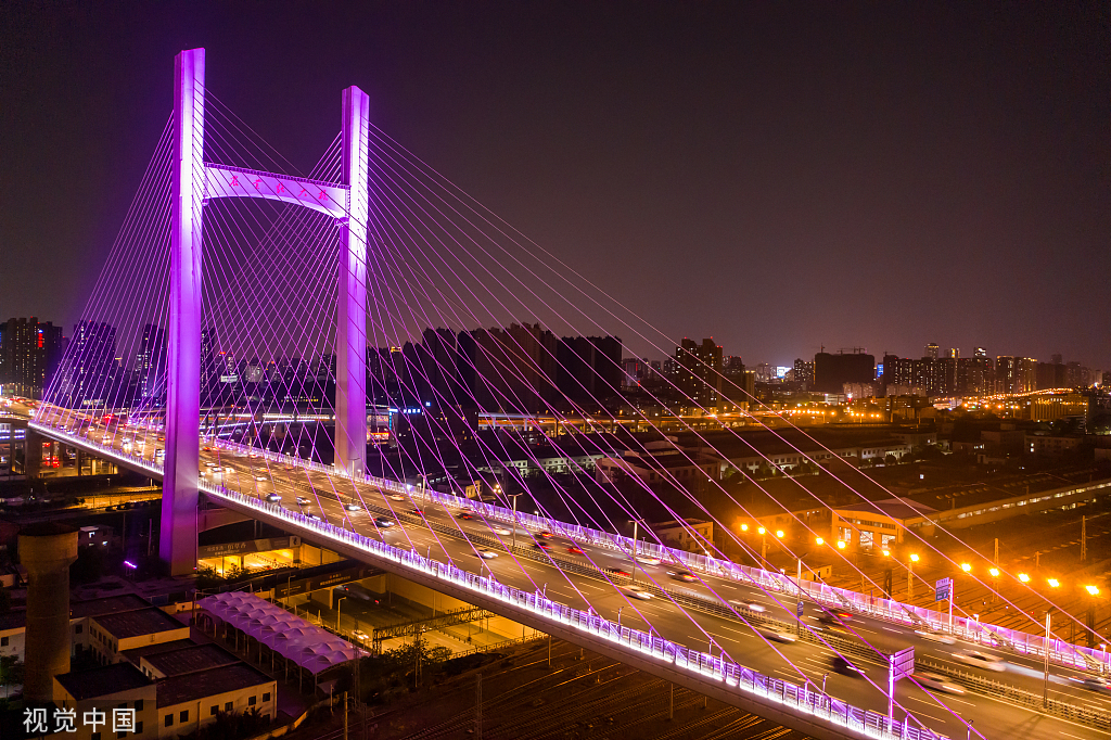 郑州：六种颜色灯光扮靓农业路大桥夜景