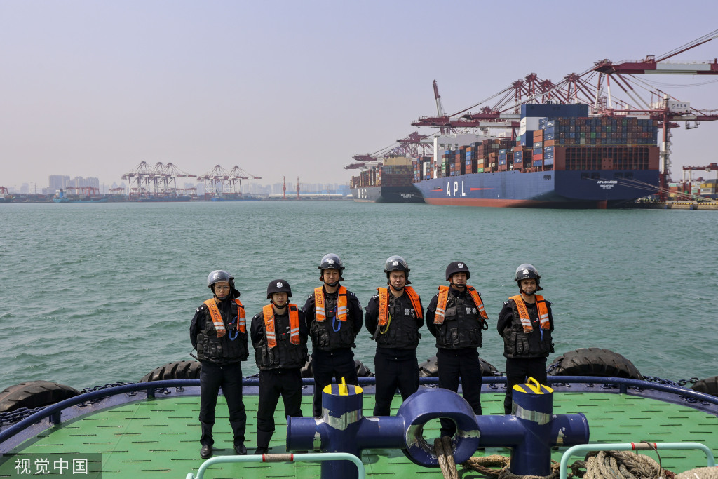 青岛：民警码头开展应急处突演练