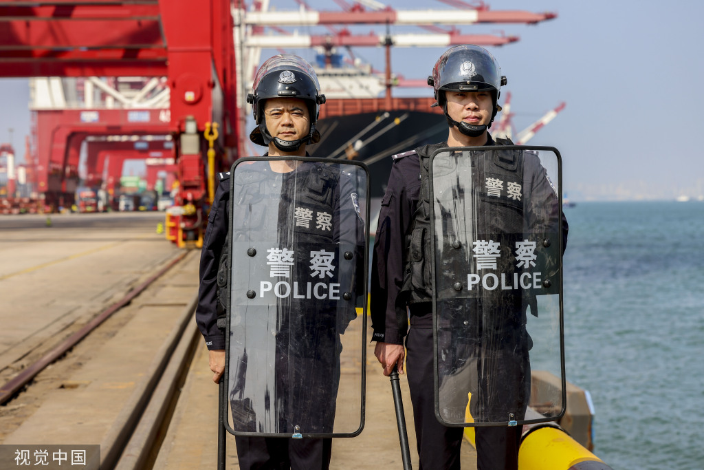 青岛：民警码头开展应急处突演练