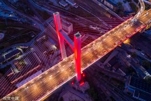 郑州：六种颜色灯光扮靓农业路大桥夜景