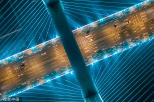 郑州：六种颜色灯光扮靓农业路大桥夜景