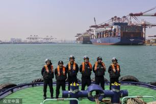 青岛：民警码头开展应急处突演练