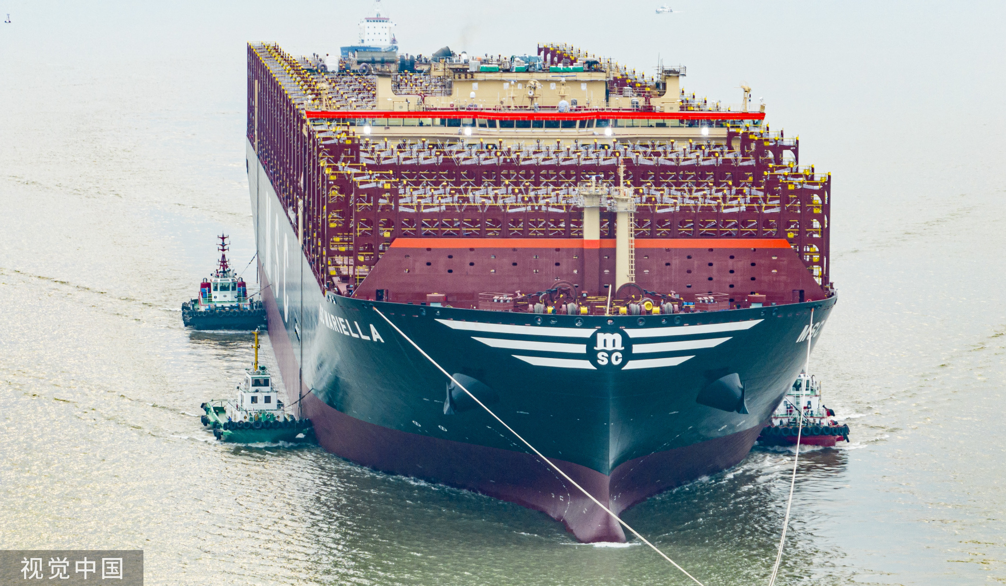 苏州：全球最大新造集装箱船长江拖带作业