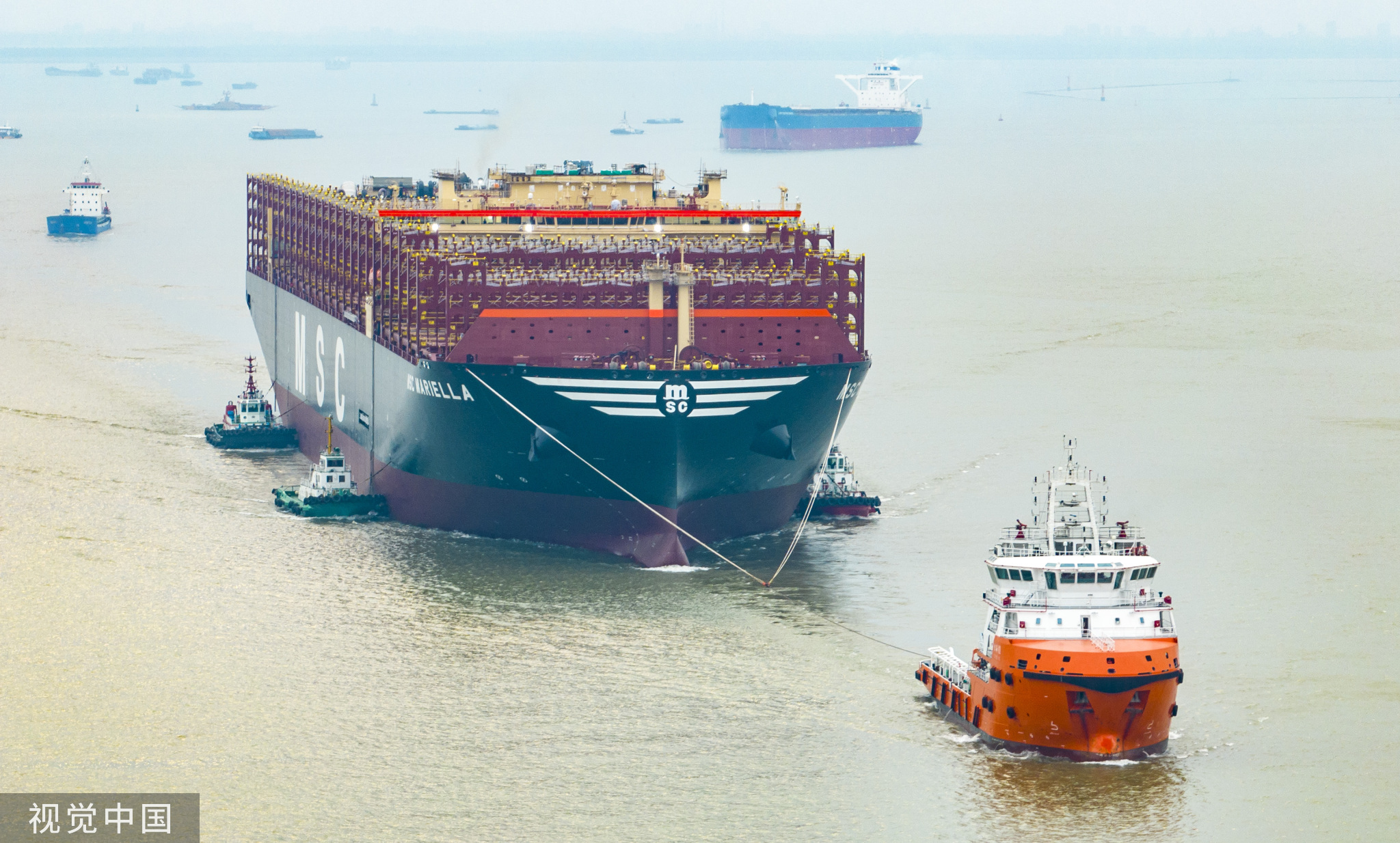 苏州：全球最大新造集装箱船长江拖带作业