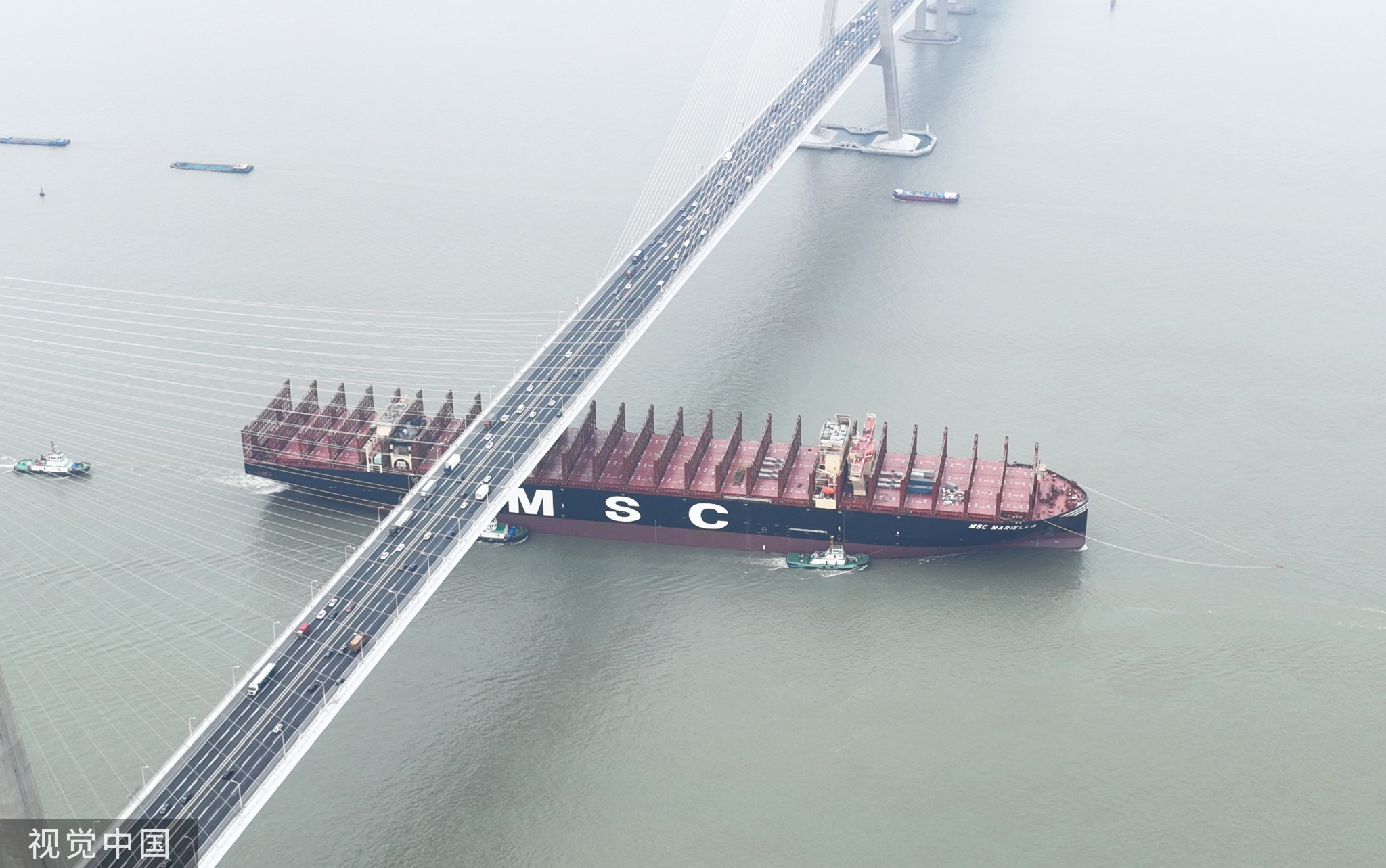 苏州：全球最大新造集装箱船长江拖带作业