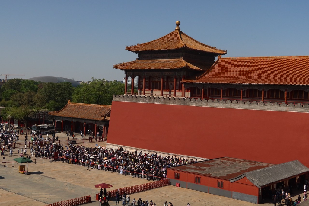 五一假期首日 北京故宫博物院游客如织