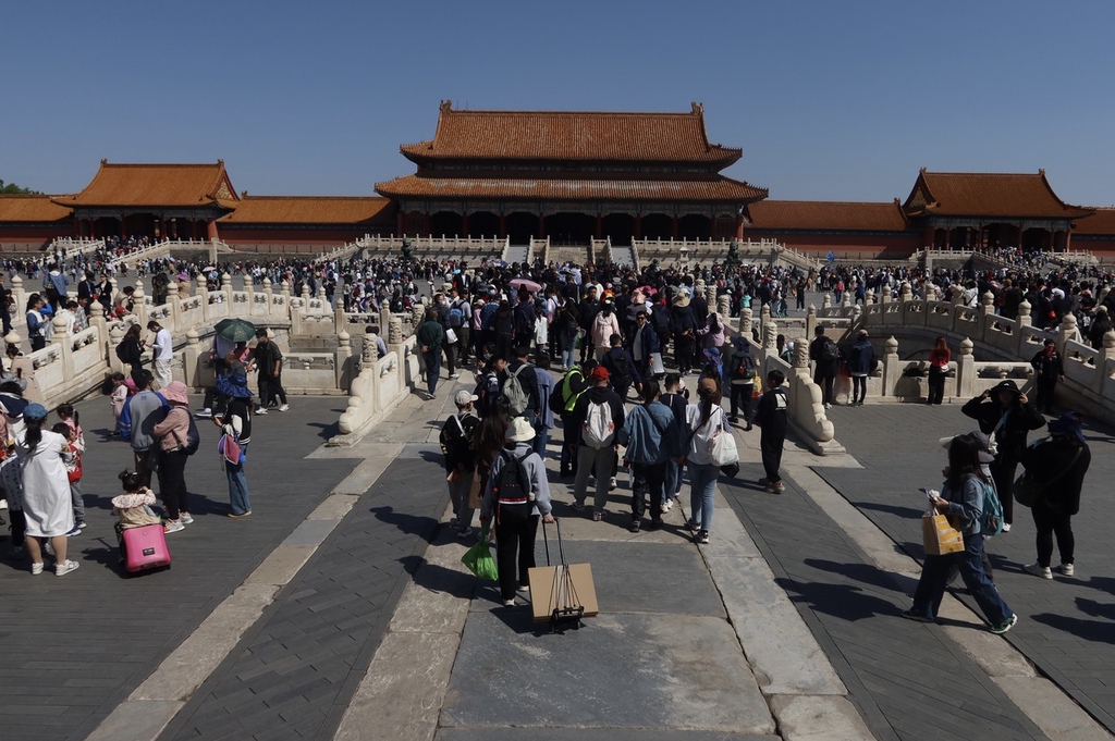 五一假期首日 北京故宫博物院游客如织