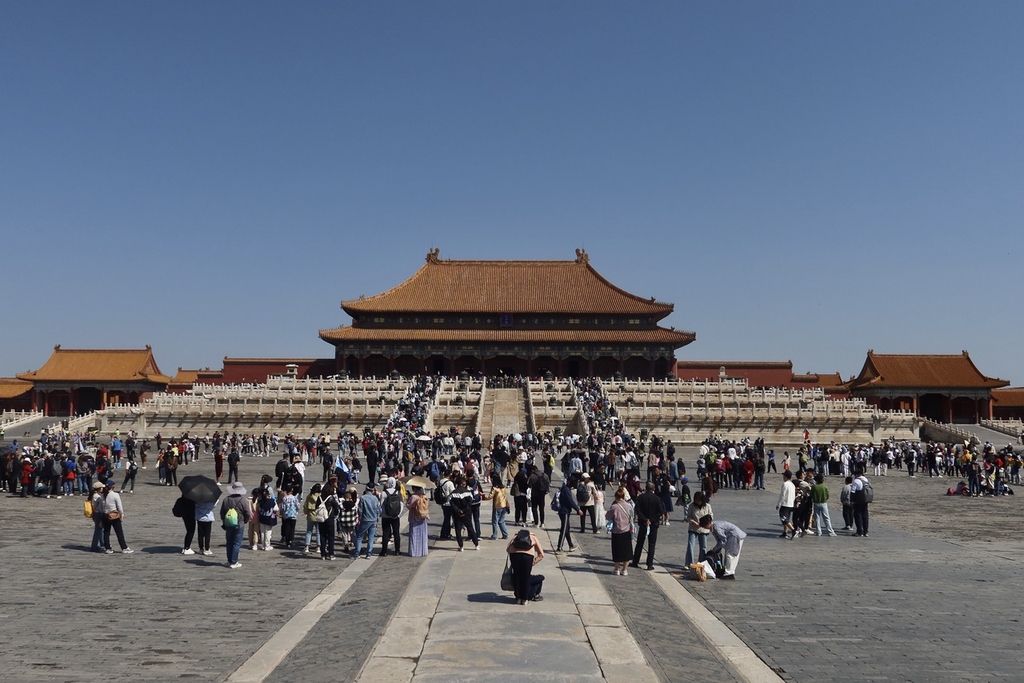 五一假期首日 北京故宫博物院游客如织