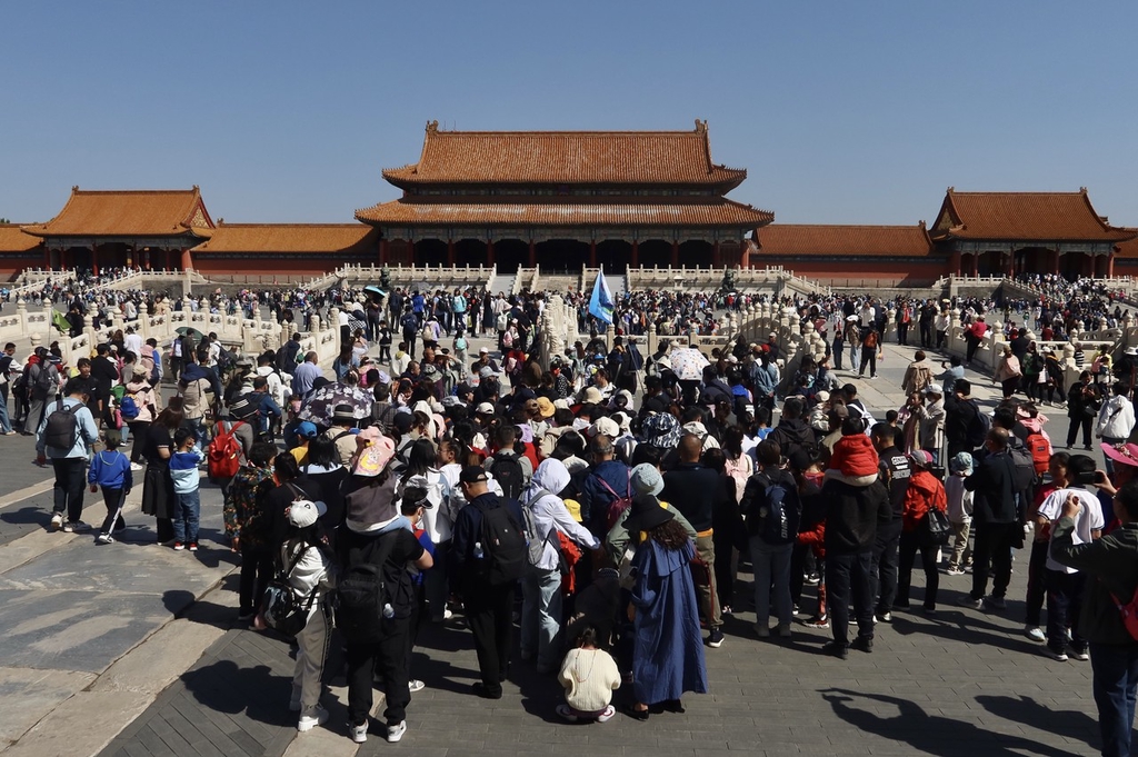 五一假期首日 北京故宫博物院游客如织