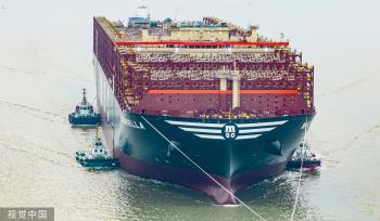 苏州：全球最大新造集装箱船长江拖带作业