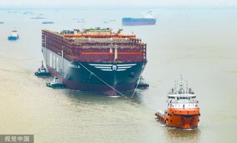 苏州：全球最大新造集装箱船长江拖带作业