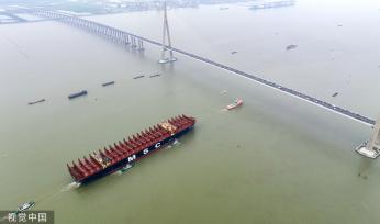 苏州：全球最大新造集装箱船长江拖带作业