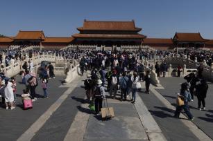 五一假期首日 北京故宫博物院游客如织