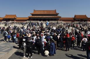 五一假期首日 北京故宫博物院游客如织