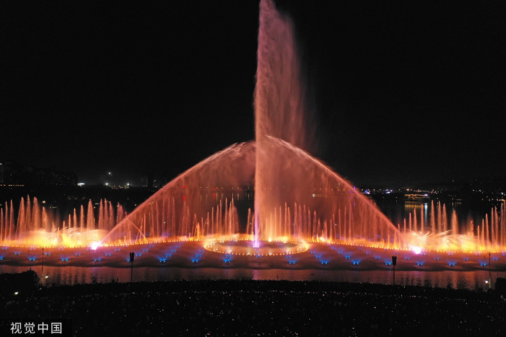 南昌：九龙湖公园光影水秀表演人气十足