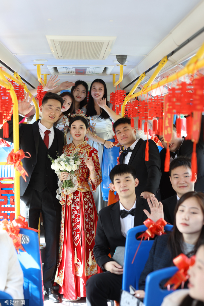 湖北十堰：公交车当婚车 新婚夫妇低碳结婚