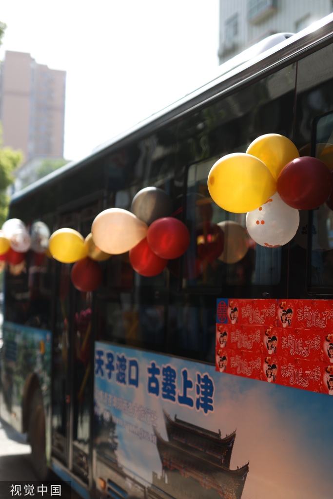 湖北十堰：公交车当婚车 新婚夫妇低碳结婚