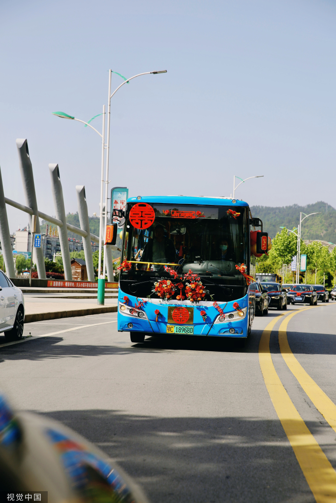 湖北十堰：公交车当婚车 新婚夫妇低碳结婚