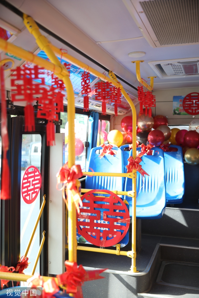 湖北十堰：公交车当婚车 新婚夫妇低碳结婚