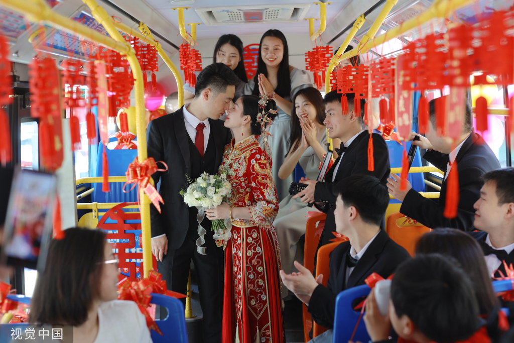 湖北十堰：公交车当婚车 新婚夫妇低碳结婚
