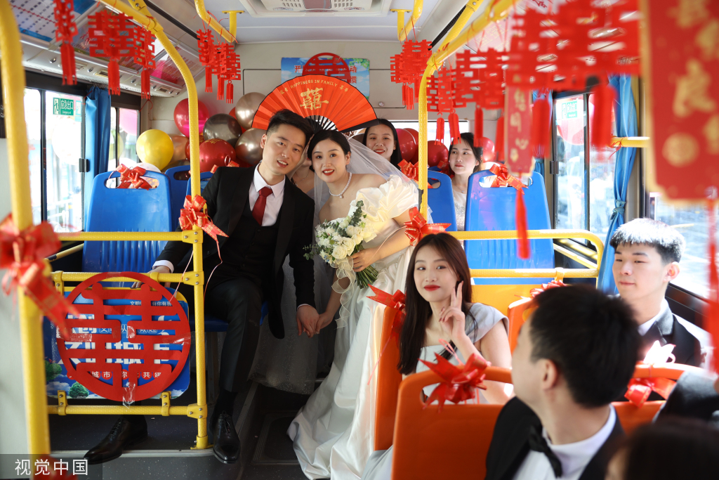 湖北十堰：公交车当婚车 新婚夫妇低碳结婚