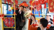 湖北十堰：公交车当婚车 新婚夫妇低碳结婚