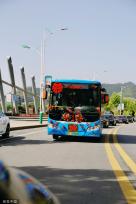 湖北十堰：公交车当婚车 新婚夫妇低碳结婚