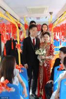 湖北十堰：公交车当婚车 新婚夫妇低碳结婚