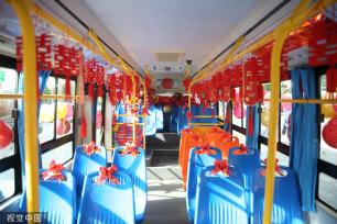 湖北十堰：公交车当婚车 新婚夫妇低碳结婚