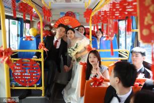 湖北十堰：公交车当婚车 新婚夫妇低碳结婚