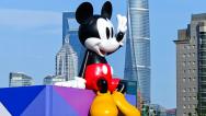 迪士尼100周年 巨型米奇亮相上海万象天地
