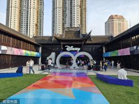 迪士尼100周年 巨型米奇亮相上海万象天地