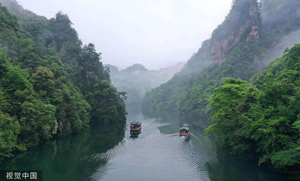 湖南张家界：雨后云雾弥漫宝峰湖