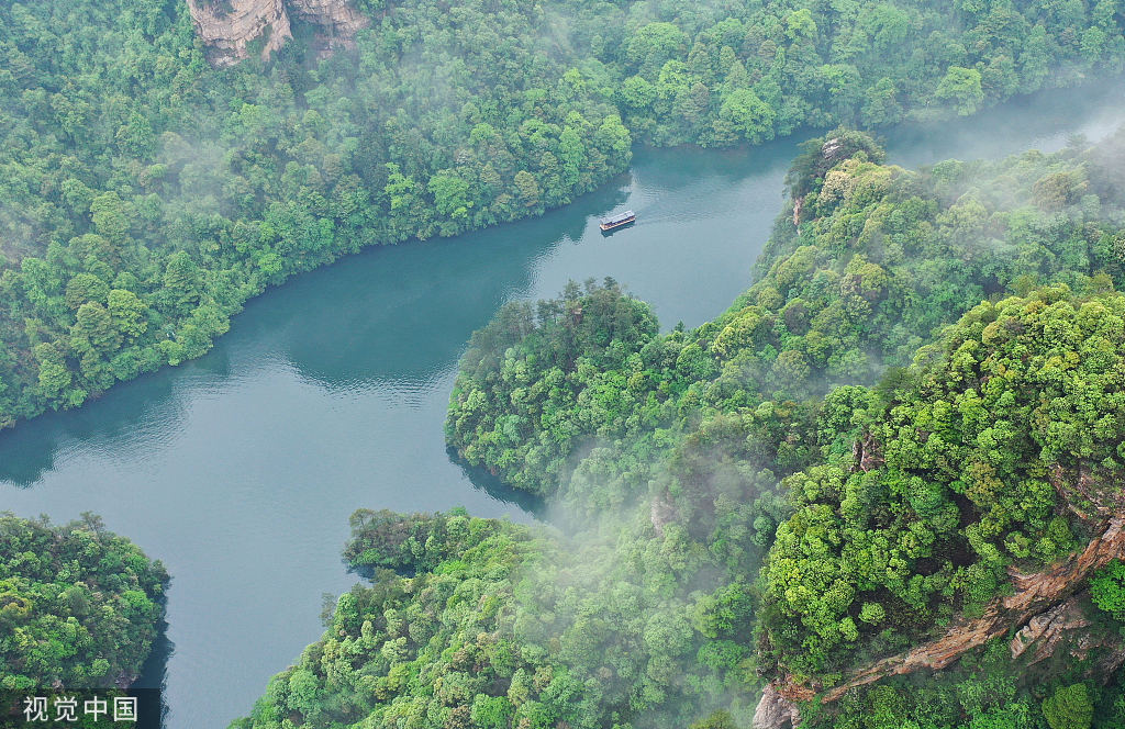 湖南张家界：雨后云雾弥漫宝峰湖