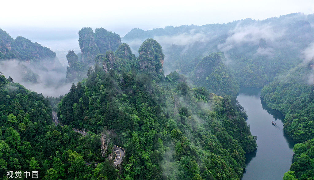 湖南张家界：雨后云雾弥漫宝峰湖