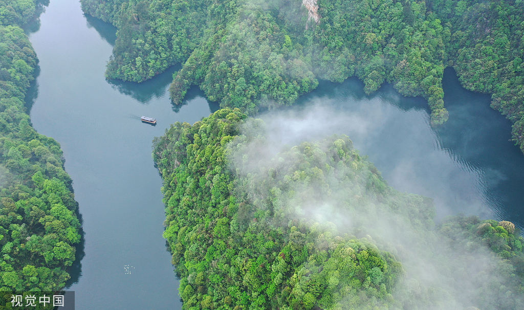 湖南张家界：雨后云雾弥漫宝峰湖