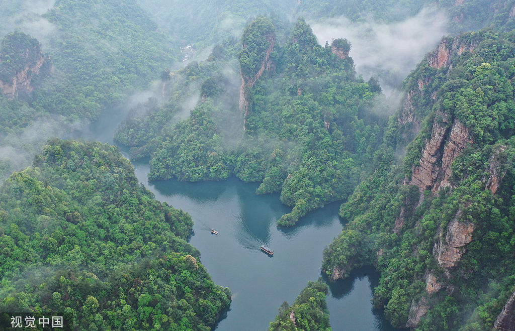 湖南张家界：雨后云雾弥漫宝峰湖