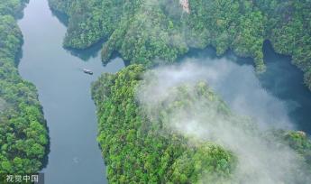 湖南张家界：雨后云雾弥漫宝峰湖