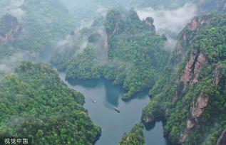 湖南张家界：雨后云雾弥漫宝峰湖