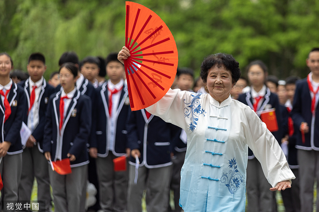 浙江湖州：市民表演武术太极扇等迎亚运