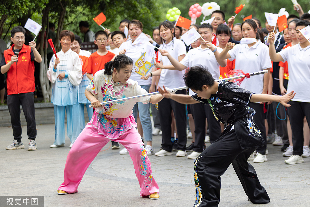 浙江湖州：市民表演武术太极扇等迎亚运
