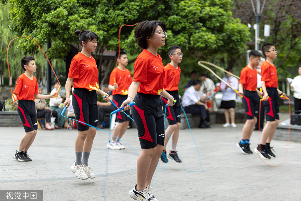 浙江湖州：市民表演武术太极扇等迎亚运