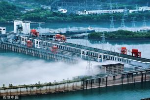 湖北宜昌：雨后长江沿岸薄雾迷蒙