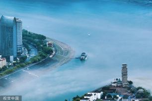 湖北宜昌：雨后长江沿岸薄雾迷蒙