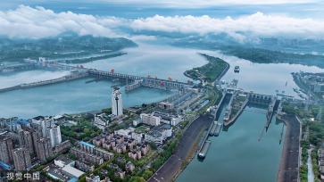 湖北宜昌：雨后长江沿岸薄雾迷蒙