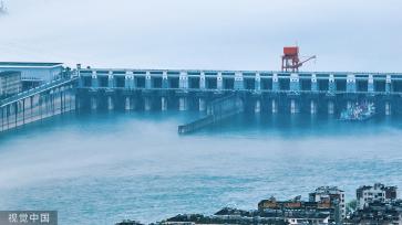 湖北宜昌：雨后长江沿岸薄雾迷蒙