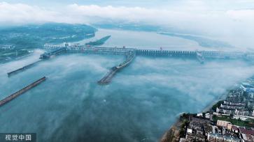 湖北宜昌：雨后长江沿岸薄雾迷蒙