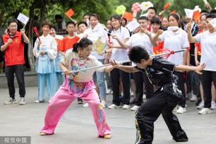 浙江湖州：市民表演武术太极扇等迎亚运