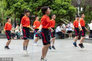 浙江湖州：市民表演武术太极扇等迎亚运